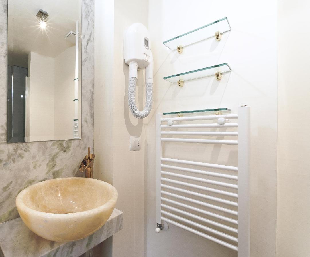 Riviere Private Rooms Alla Scala Mailand Exterior foto